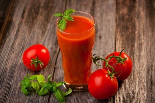 Tomates y zumo de tomate