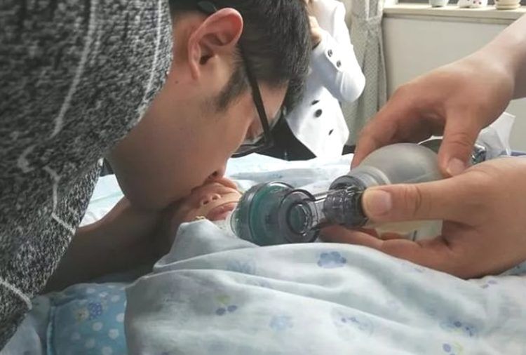 Conmueve al mundo al besar a su bebé por primera y última vez tras perder a su esposa