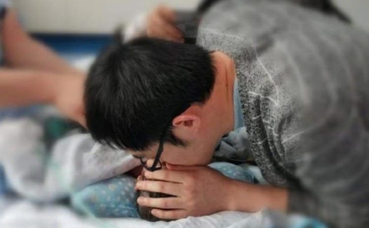 Conmueve al mundo al besar a su bebé por primera y última vez tras perder a su esposa