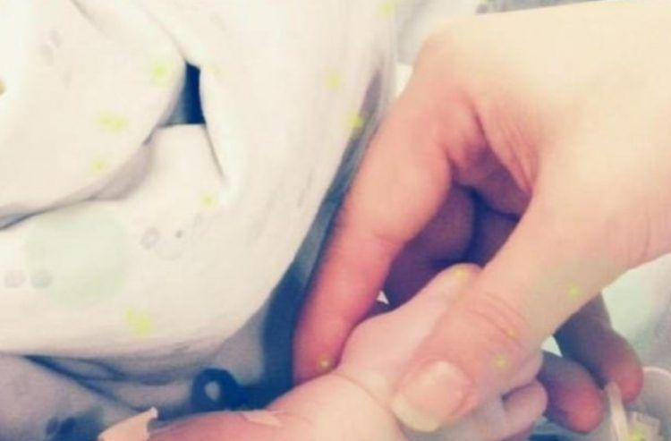 Conmueve al mundo al besar a su bebé por primera y última vez tras perder a su esposa