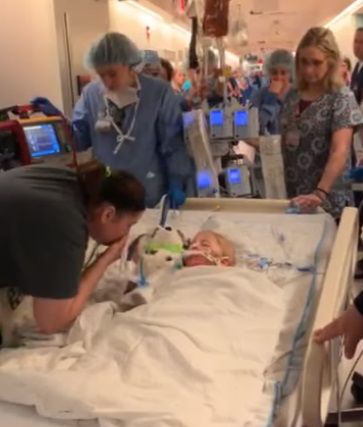 La dura despedida a una bebé de 22 meses antes de entrar a quiráfono para donar sus órganos