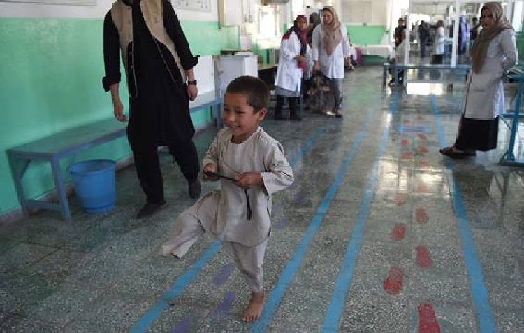 La emotiva reacción de un niño al recibir la prótesis de su pierna y bailar por primera vez