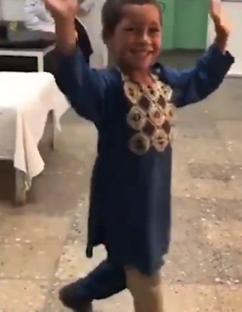 La emotiva reacción de un niño al recibir la prótesis de su pierna y bailar por primera vez