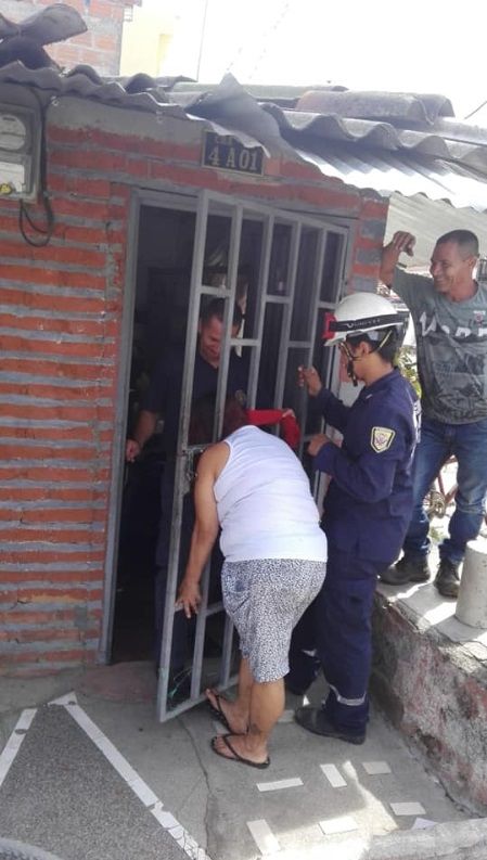 Termina con la cabeza atorada durante 5 horas en la reja de su vecina por “chismosa”
