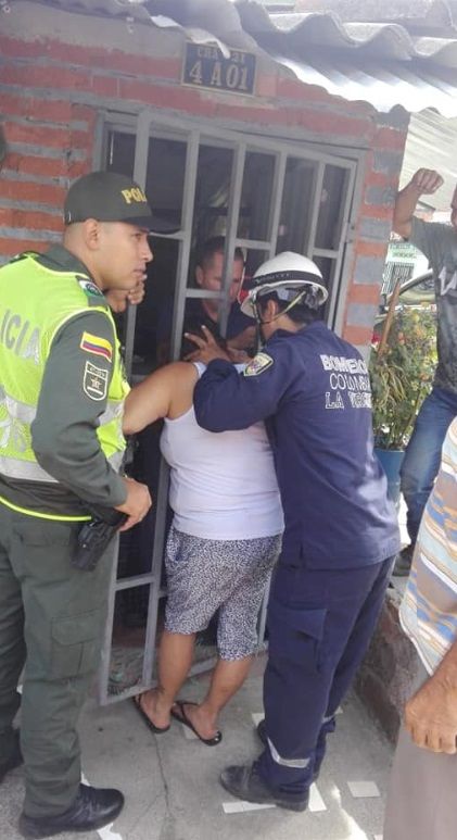 Termina con la cabeza atorada durante 5 horas en la reja de su vecina por “chismosa”