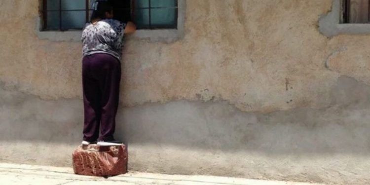 Termina con la cabeza atorada durante 5 horas en la reja de su vecina por “chismosa”