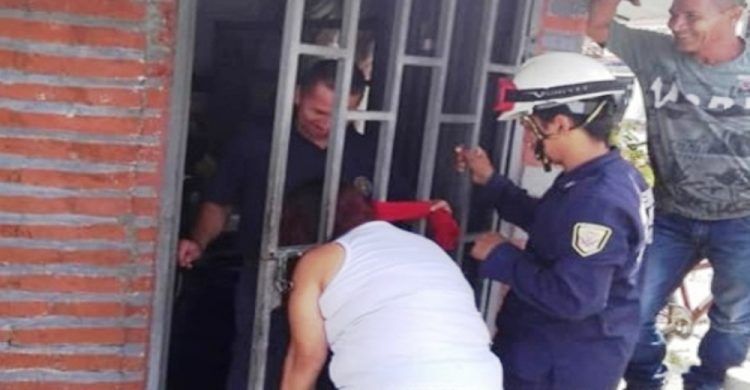 Termina con la cabeza atorada durante 5 horas en la reja de su vecina por “chismosa”