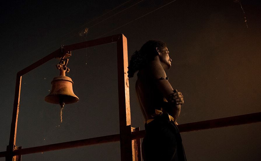 La macabra vida de los Aghori, la secta caníbal que toma sangre de cráneos y baila entre cadáveres