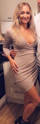 La joven mujer luciendo un vestido sexy