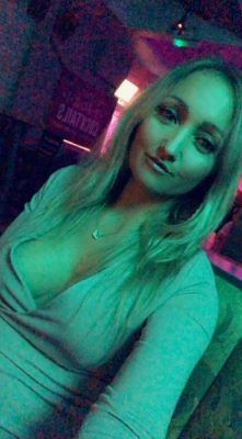 La mujer, en plena salida nocturna