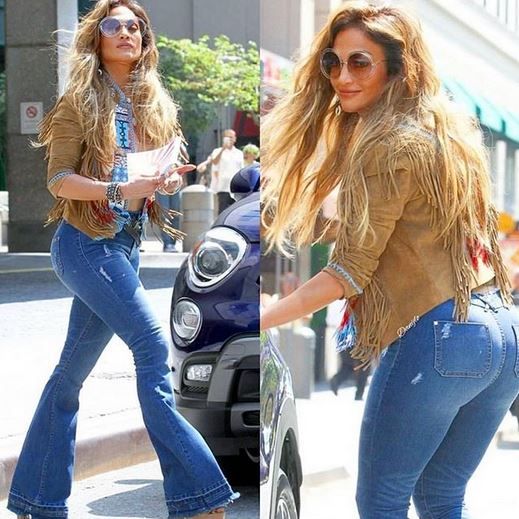 Los jeans acampanados y entallados de Jennifer López