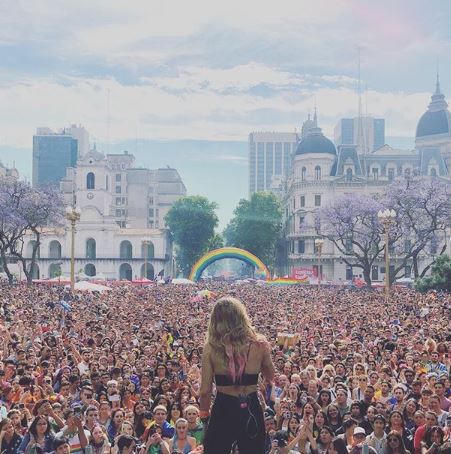 Jimena Barón durante su show en la marcha del orgullo
