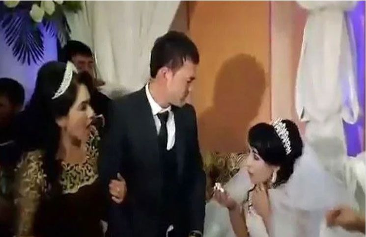 La novia tropezó y cayó en una silla ras haber recibido esa brutal cachetada.