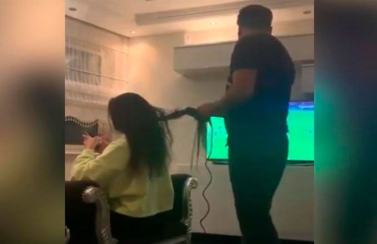 El muchacho continúo peinando a su pareja tras el incidente.