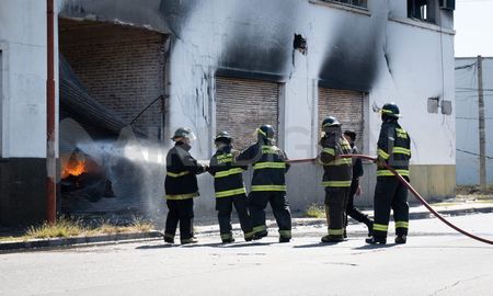 Los bomberos atacan indirectamente el incendio en la pañalera. Los bomberos atacan indirectamente el incendio en la pañalera.