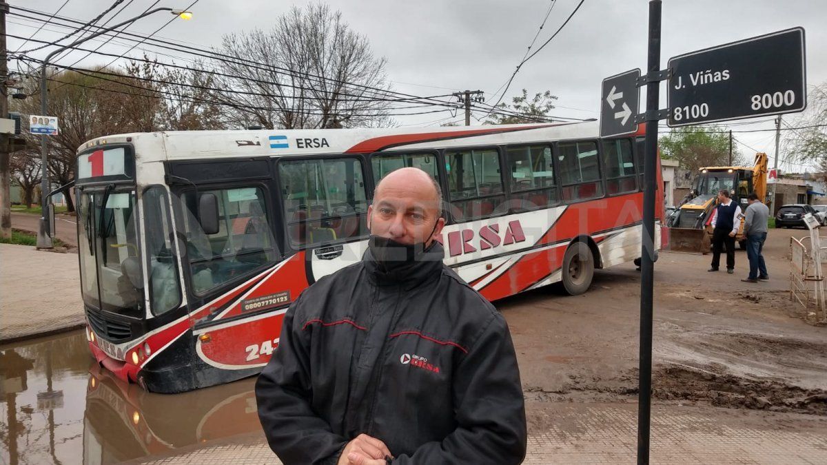 Marcelo Godoy es el chofer del colectivo de la Línea 1 que quedó trabado en un pozo.