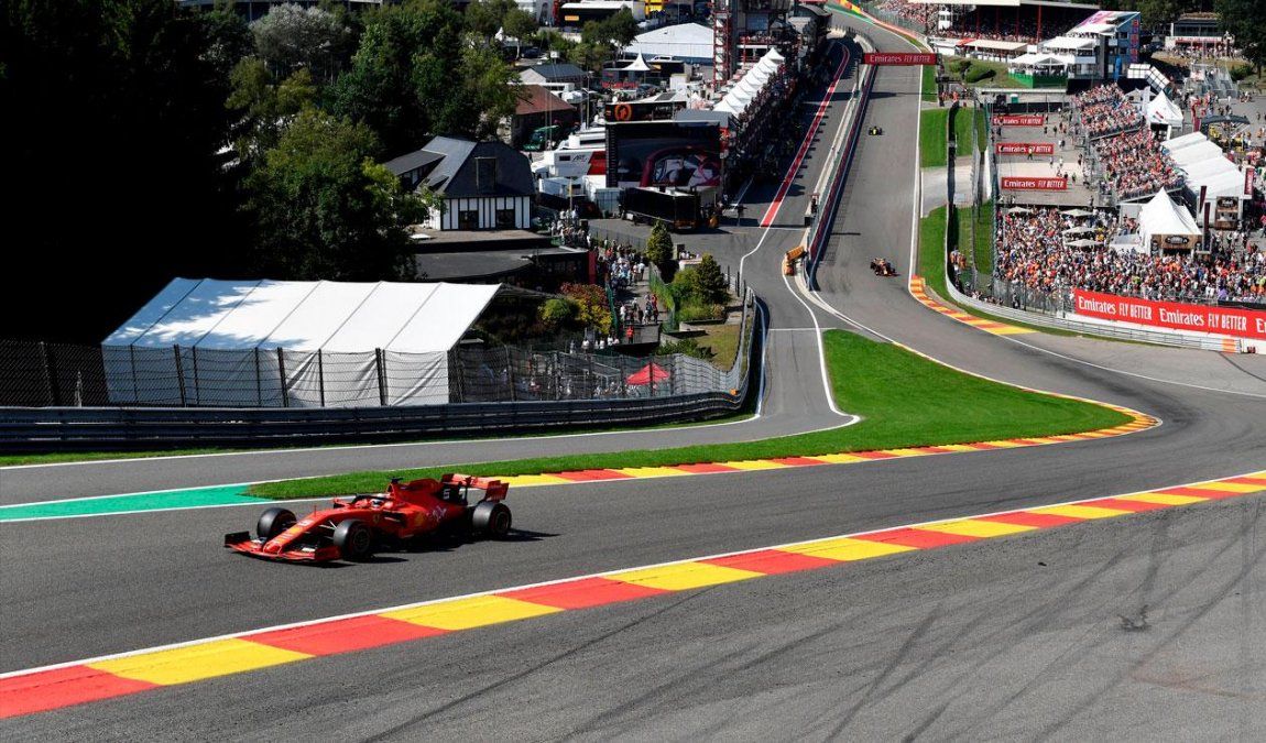 Una Ferrari en la curva del Gran Premio de B&eacute;lgica.
