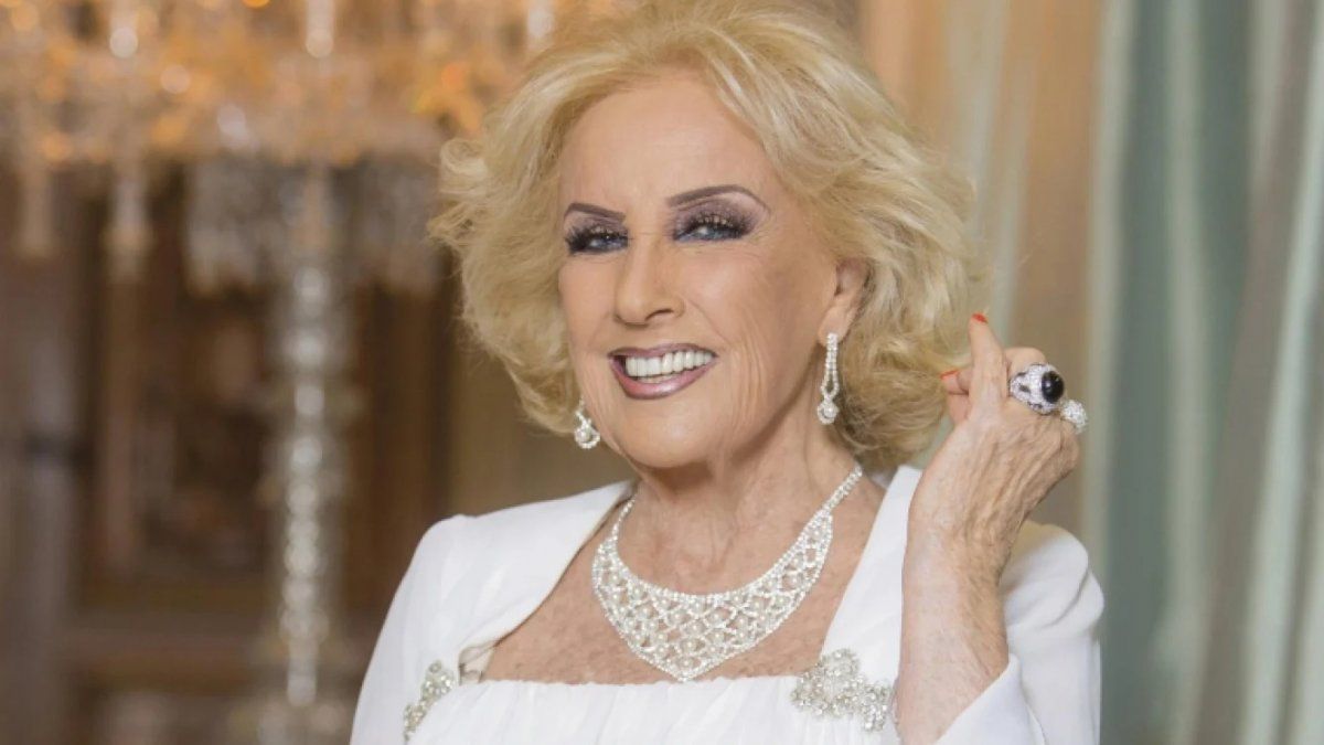 Claudio Cosano contó cómo será el vestido de Mirtha Legrand para su vuelta a la televisión: Va a llevar hasta tapaboca