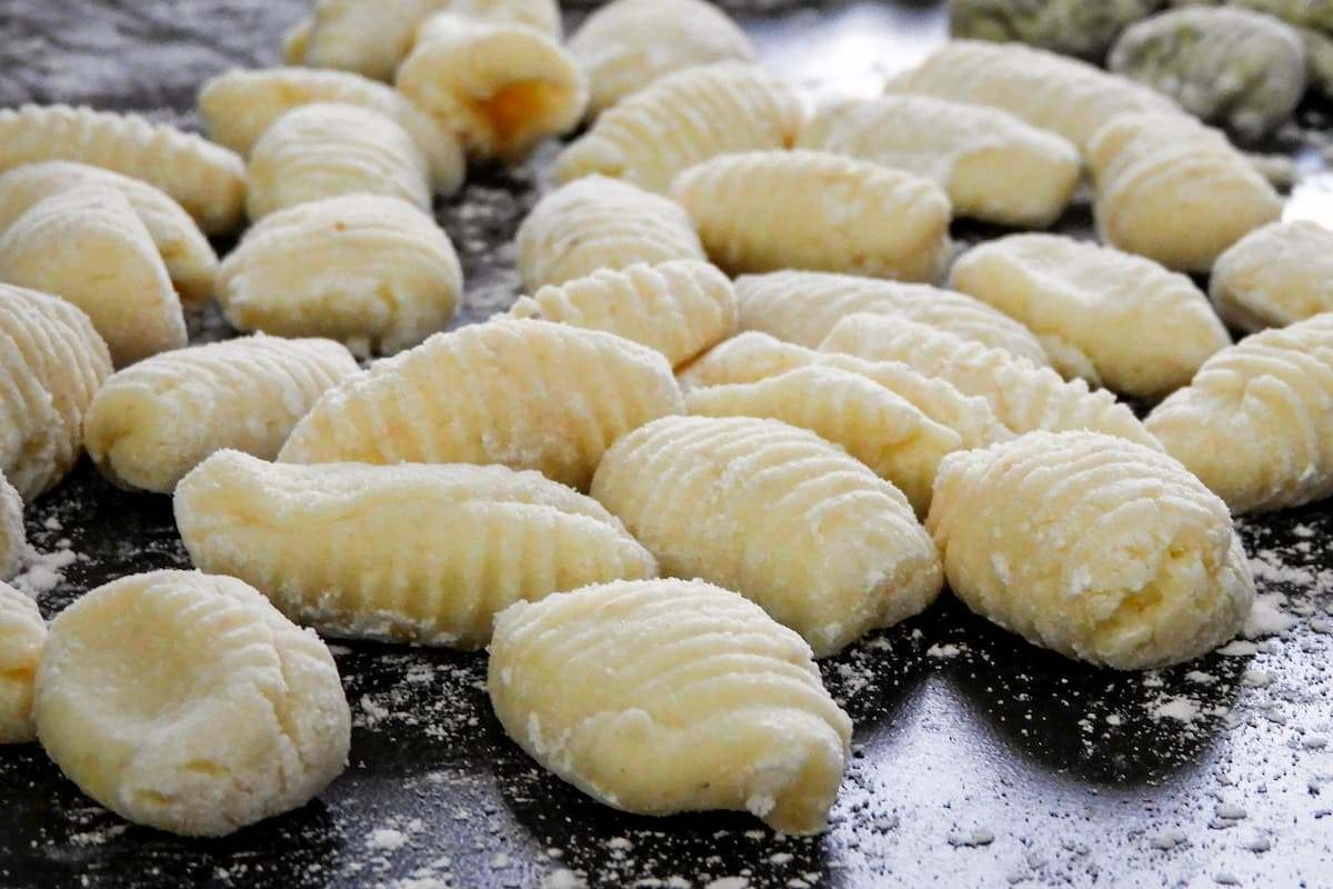 Los ñoquis de harina son una versión mucho más económica de los de papa, llevan pocos ingredientes y son deliciosos. Los ñoquis de harina son una versión mucho más económica de los de papa, llevan pocos ingredientes y son deliciosos.