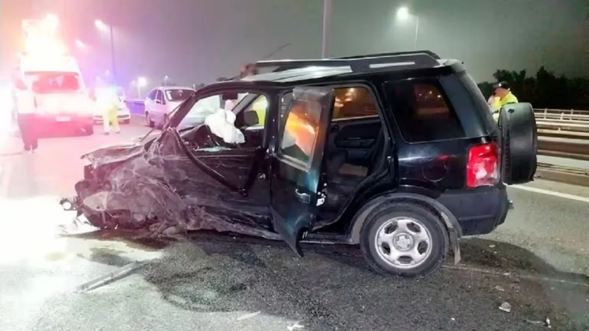 Una mujer provocó un accidente cuando chocó contra un vehículo que transportaba agentes de polícia.