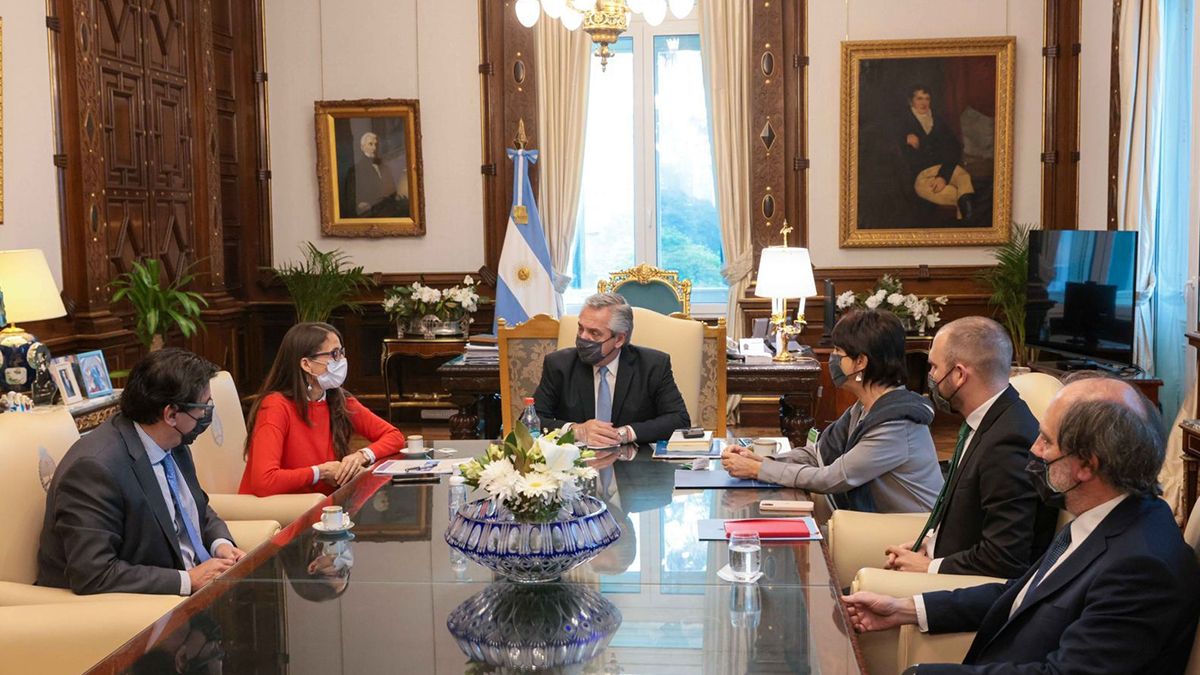 El anuncio se realizó luego de una reunión que mantuvo el presidente Alberto Fernández con la ministra de Mujeres, Géneros y Diversidad, Elizabeth Gómez Alcorta; los ministros de Economía, Guzmán y de Trabajo, Moroni; el presidente del Banco Nación, Hecker, y la titular de AFIP, Marcó del Pont.