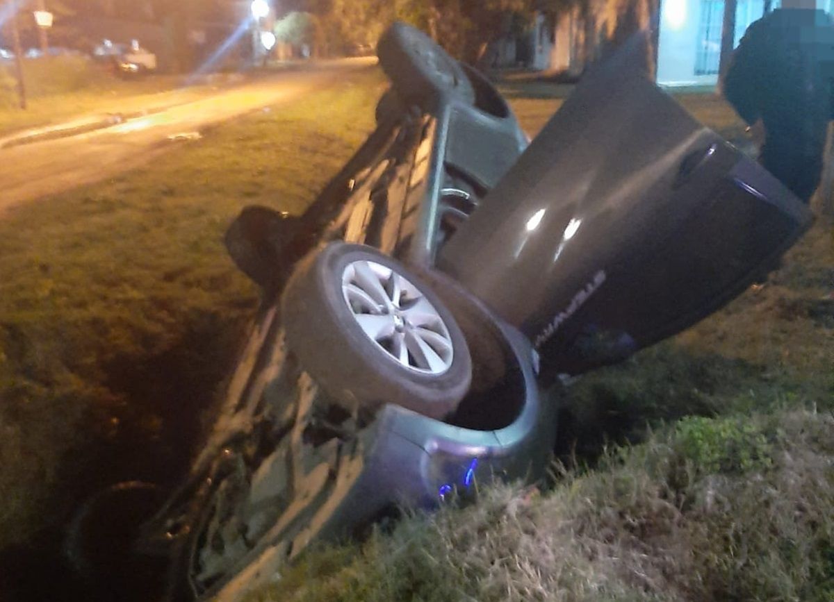 La Renault Sandero quedó incrustada en la cuneta. La Renault Sandero quedó incrustada en la cuneta.