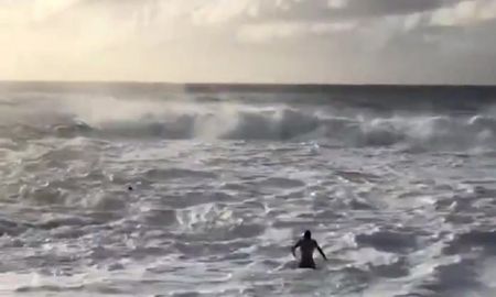 Video viral: surfista entró al mar para salvar a una mujer que se ahogaba. Video viral: surfista entró al mar para salvar a una mujer que se ahogaba.