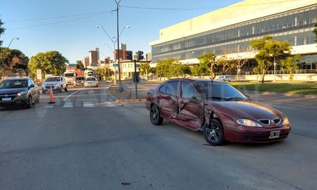 El auto impactó contra el cordón por el lado izquierdo, y rompió el tren delantero. El auto impactó contra el cordón por el lado izquierdo, y rompió el tren delantero.
