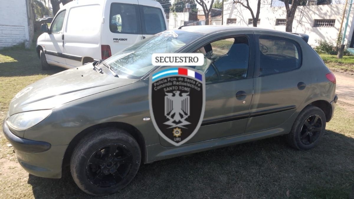 Un Peugeot 206 en el que se trasladaba el sospechoso fue secuestrado por la policía. Un Peugeot 206 en el que se trasladaba el sospechoso fue secuestrado por la policía.