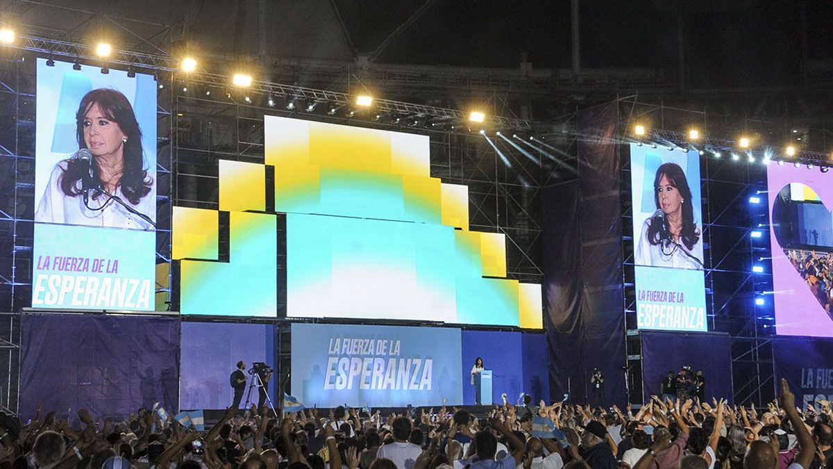 La escenificación que la vicepresidenta realizó en el acto de La Plata está directamente vinculada con las amenazas que recibe de dos esferas: la judicial y la económica.