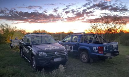 Buzos tácticos y personal de la Policía de Santa Fe arribaron al lugar y buscan al joven en el río Salado. Buzos tácticos y personal de la Policía de Santa Fe arribaron al lugar y buscan al joven en el río Salado.