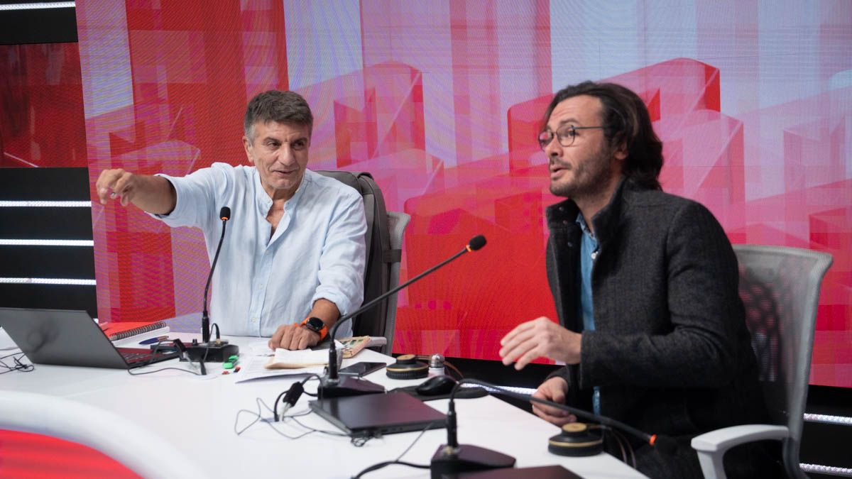 Fabián Hernández, director creativo, fotógrafo y especialista en inteligencia artificial, junto a Luis Mino en Aire de Santa Fe. Fabián Hernández, director creativo, fotógrafo y especialista en inteligencia artificial, junto a Luis Mino en Aire de Santa Fe.