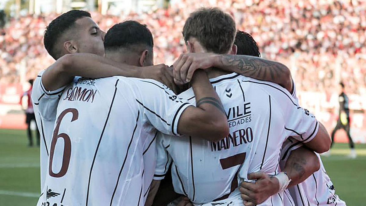 Los jugadores de Platense celebran el gol de Franco Zapiola, que abri&oacute; el marcador en San Nicol&aacute;s.