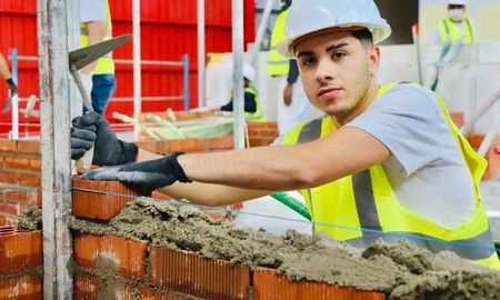 Aire de Santa Fe | joven trabajador obrero albañil.jpg