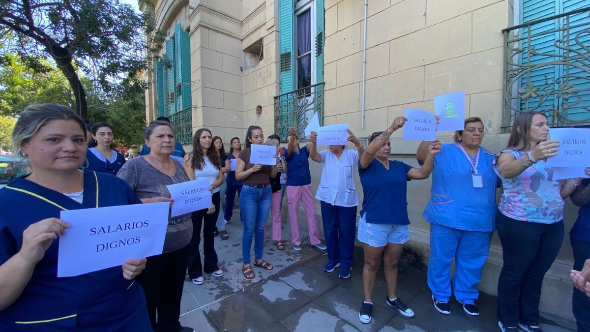 La manifestación reunió a referentes de distintos efectores de la ciudad de Santa Fe. La manifestación reunió a referentes de distintos efectores de la ciudad de Santa Fe.