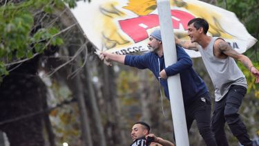 El último adiós al Indio, en fotos: masiva peregrinación hacia Avellaneda Desde todo el país, los fanáticos del Indio Solari llegaron a Avellaneda para el último adiós al popular músico.