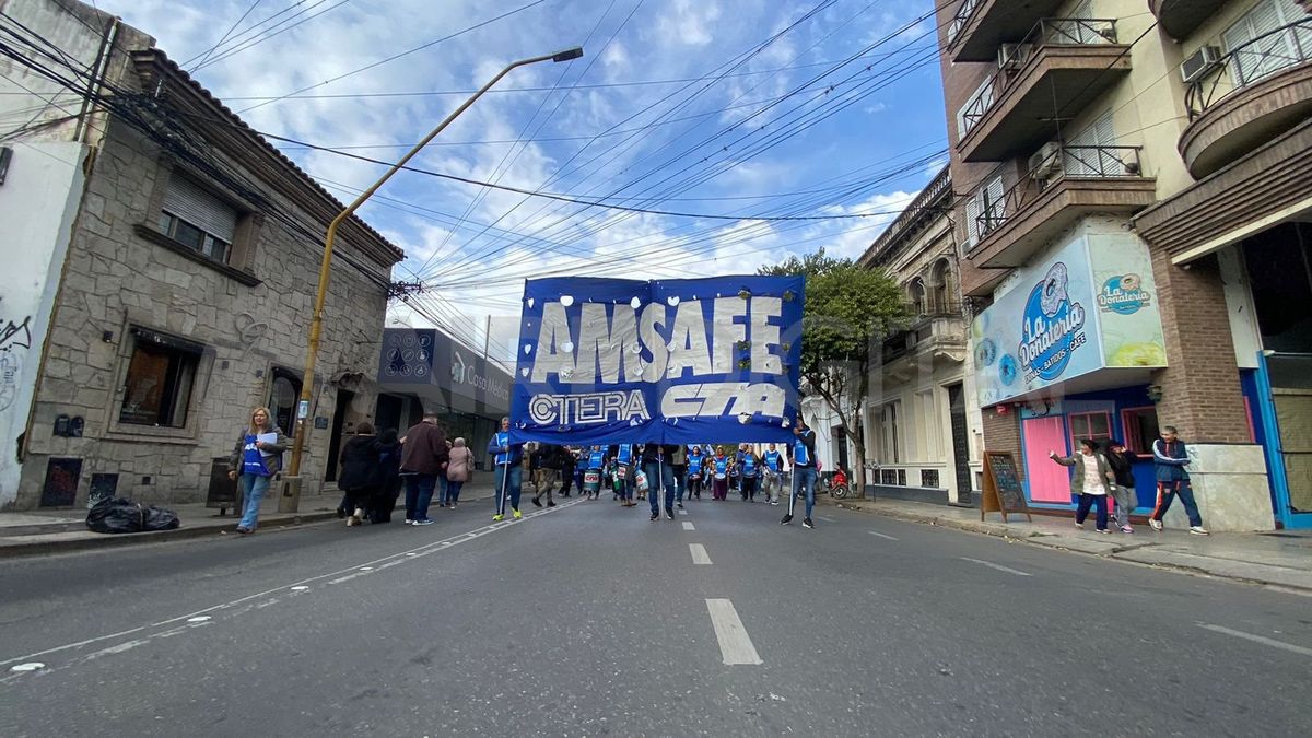 El gremio de docentes estatales de Santa Fe (Amsafé) anunció la presentación ante la justicia de un amparo contra la reforma jubilatoria.