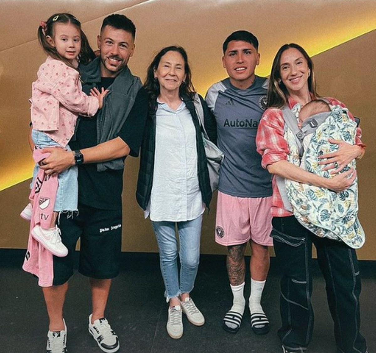 Federico Lertora junto a su familia y Facundo Farías. Federico Lertora junto a su familia y Facundo Farías.