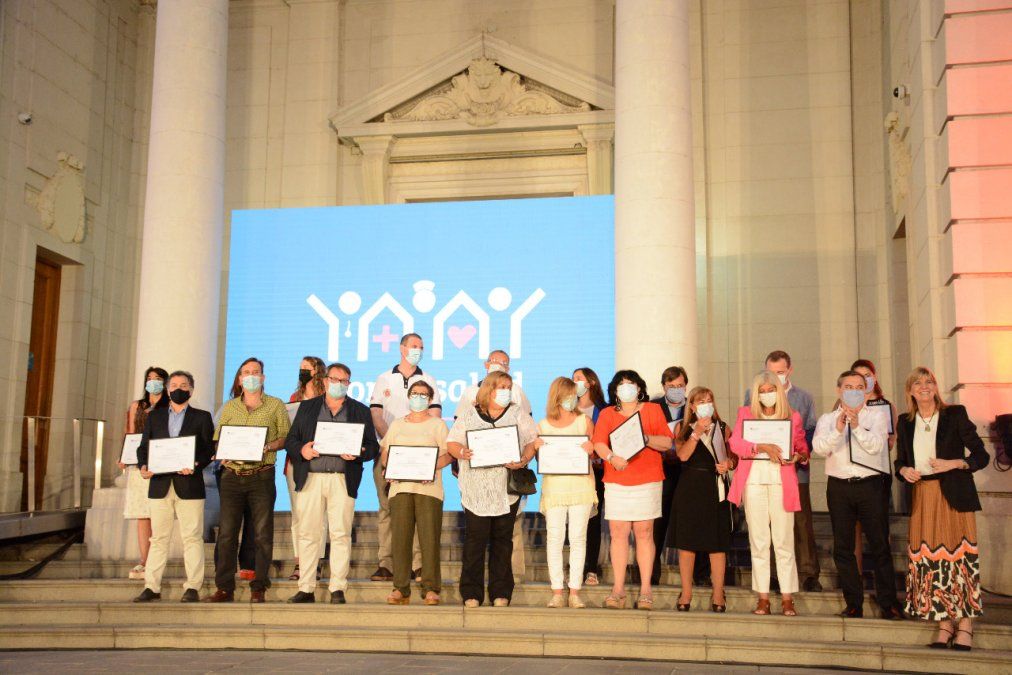 En el cierre del acto, la vicegobernadora y los senadores otorgaron diplomas a representantes de Salud de cada departamento.