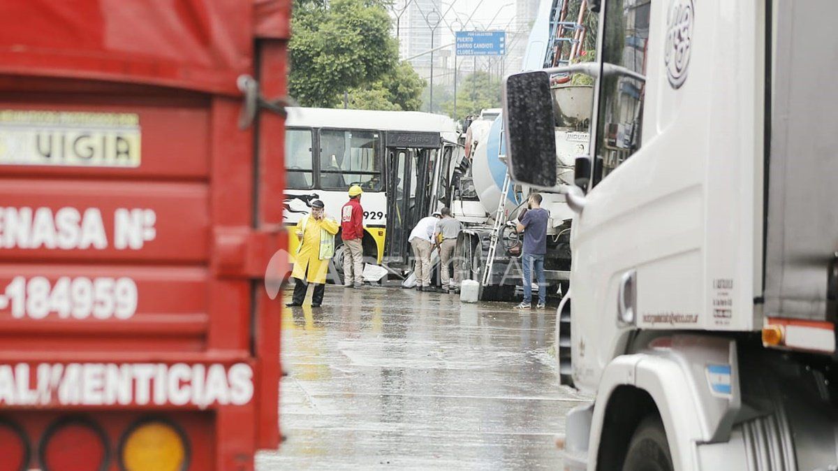Impactante choque entre un colectivo y un camión en avenida Alem