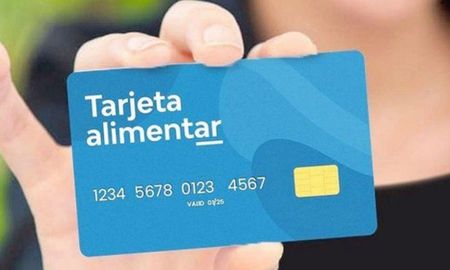 Tras el aumento del Salario Mínimo Vital y Móvil, el Gobierno nacional analiza el aumento de la Tarjeta Alimentar. Tras el aumento del Salario Mínimo Vital y Móvil, el Gobierno nacional analiza el aumento de la Tarjeta Alimentar.
