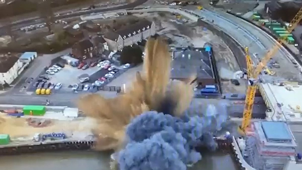 La bomba fue descubierta por uno de los trabajadores que están construyendo un puente.