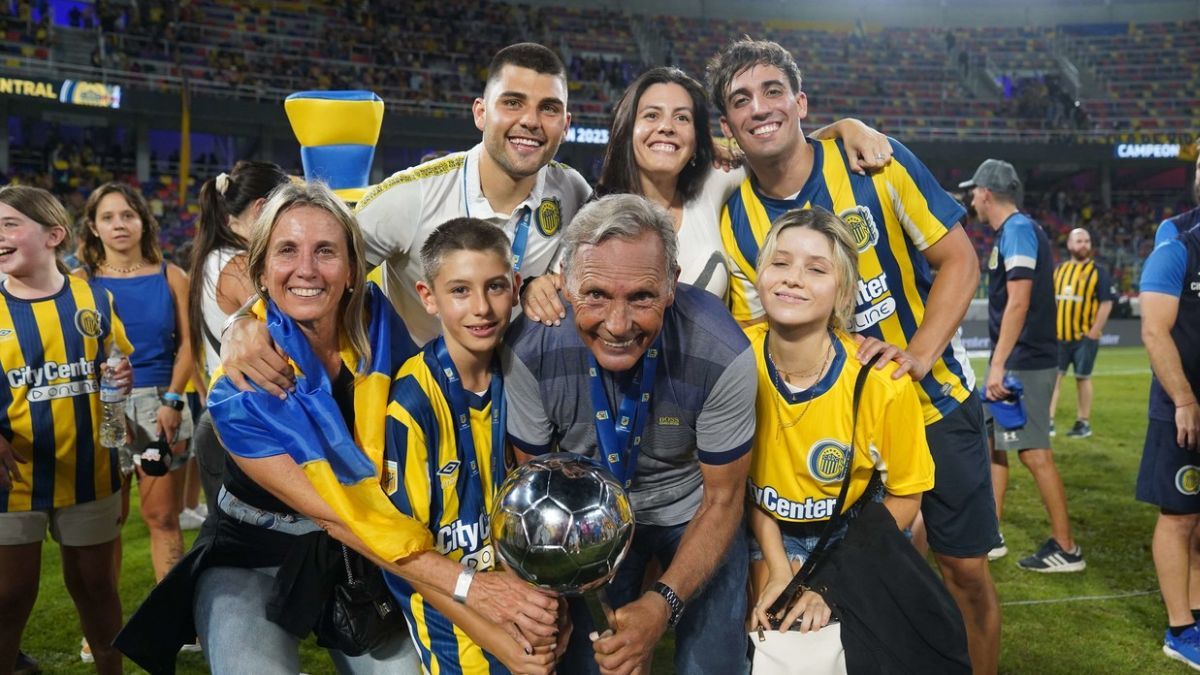 Miguel Ángel Russo junto a su familia festejando la Copa de la Liga 2023. Miguel Ángel Russo junto a su familia festejando la Copa de la Liga 2023.