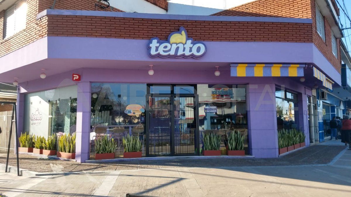 Reventaron la vidriera de una heladería ubicada en Aristóbulo del Valle y Espora. Robaron una computadora