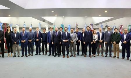 Los gobernadores aseguran que la reactivación no se está dando al ritmo esperado en sus distritos, lo que los empuja a buscar soluciones urgentes en la cumbre del CFI. Los gobernadores aseguran que la reactivación no se está dando al ritmo esperado en sus distritos, lo que los empuja a buscar soluciones urgentes en la cumbre del CFI.