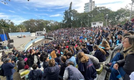 Este jueves, 1300 alumnos de cuarto grado dijeron sí, prometo, en la jura a la Bandera en el anfiteatro del parque del sur.