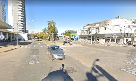 Bulevar Pellegrini y 25 de Mayo: aquí atropellaron a una mujer de 29 años. Bulevar Pellegrini y 25 de Mayo: aquí atropellaron a una mujer de 29 años.