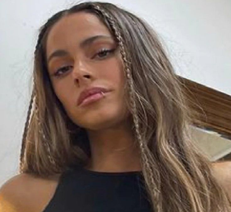 Tini Stoessel posó de top y con un peinado de trenzas que es furor