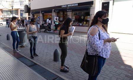 Cientos de santafesinos en la fila para presentar currículum en un nuevo comercio de La Capital. Cientos de santafesinos en la fila para presentar currículum en un nuevo comercio de La Capital.