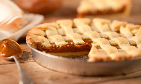 El dulce de leche le da a la pastafrola un sabor suave y delicioso, convirtiéndola en un clásico de la repostería argentina. El dulce de leche le da a la pastafrola un sabor suave y delicioso, convirtiéndola en un clásico de la repostería argentina.